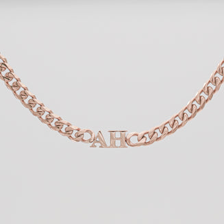 Initial choker necklace in rose gold with cuban chain