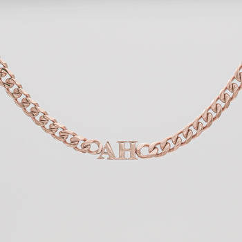 Initial choker necklace in rose gold with cuban chain