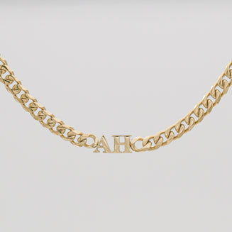 Initial choker necklace in gold and cuban chain