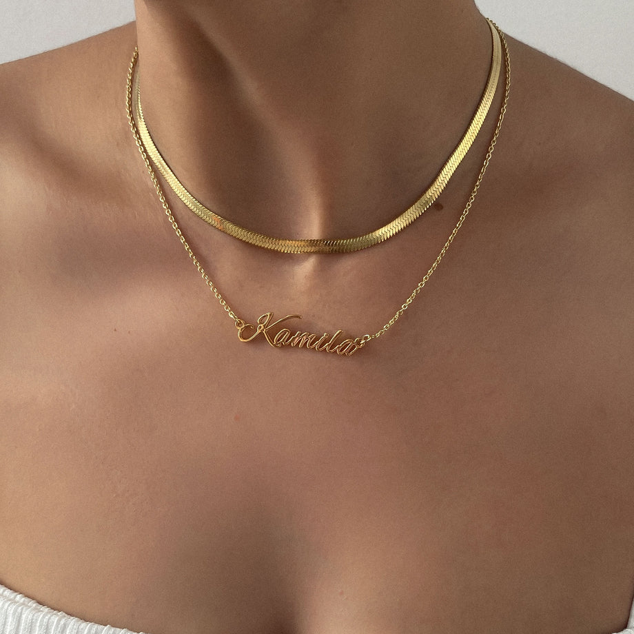 model wearing the 18k gold filled herringbone necklace from prya