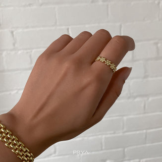 Model wearing Gold daisy ring