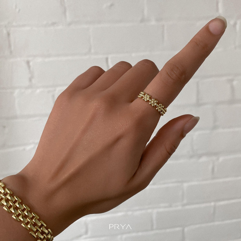 Model wearing Gold daisy ring