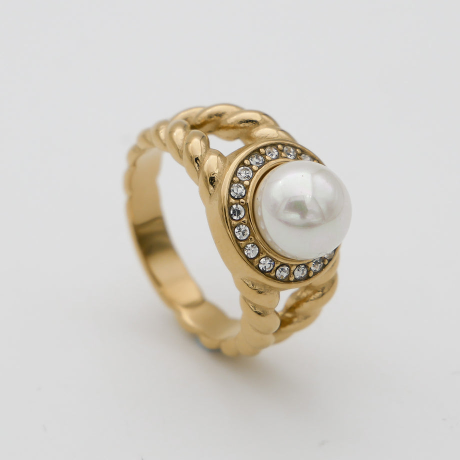 Gold ring with pearl and crystals.