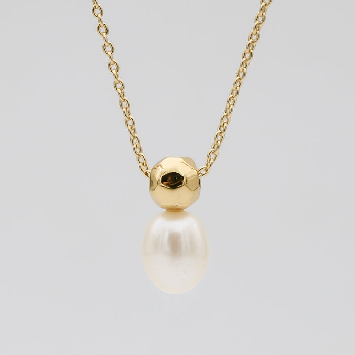 Gold chain with pearl pendant.