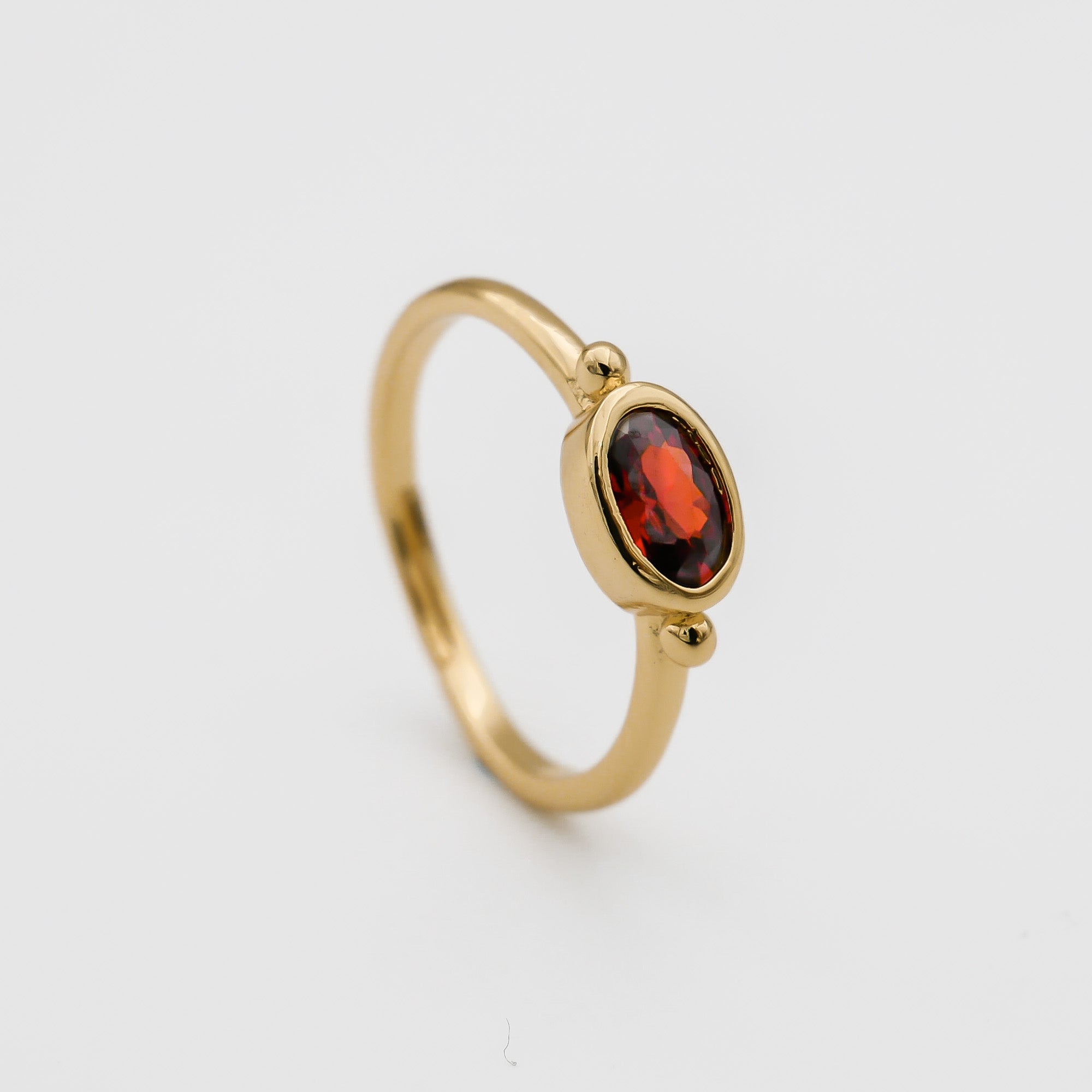 Birthstone ring gold for January with garnet