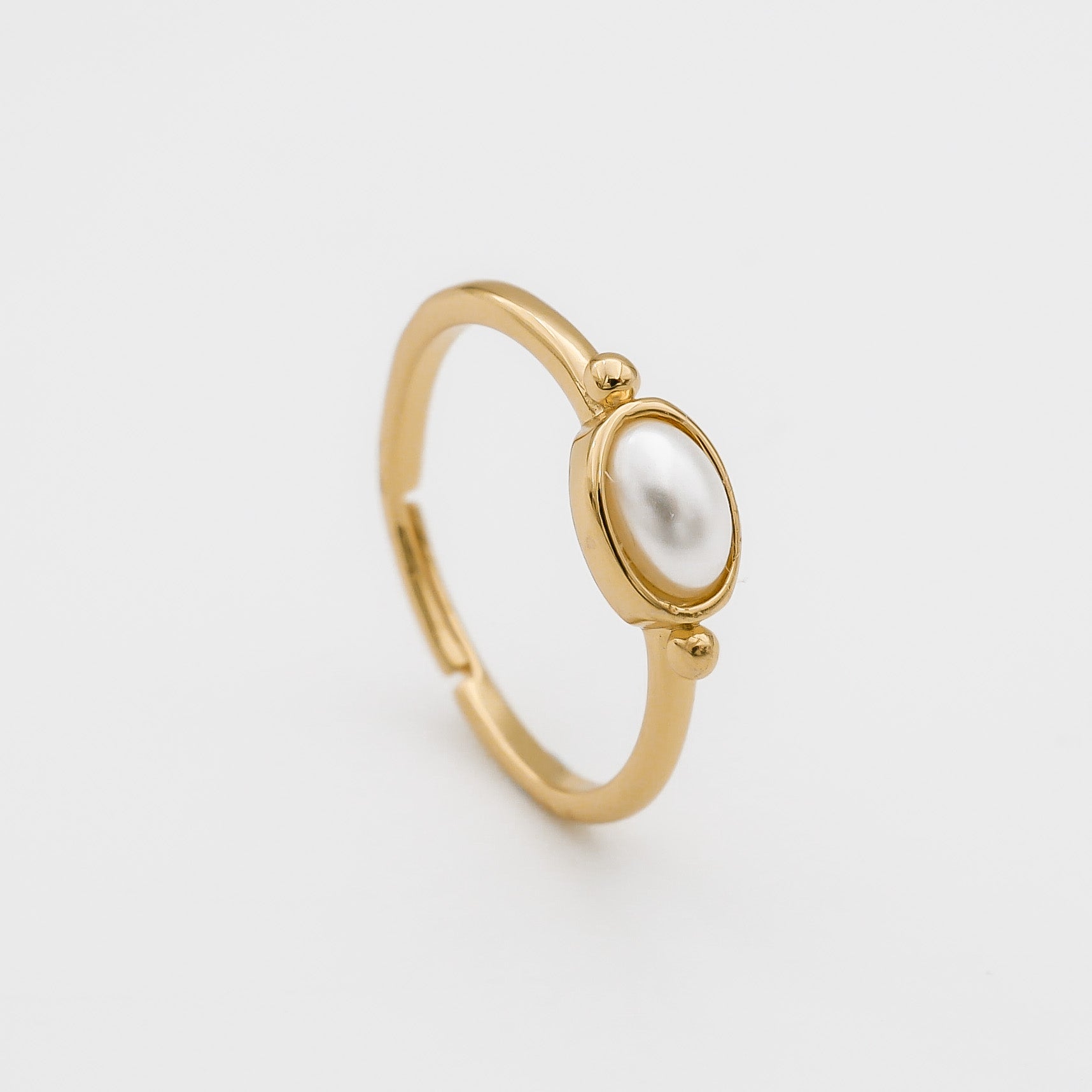 Birthstone ring gold for June with pearl