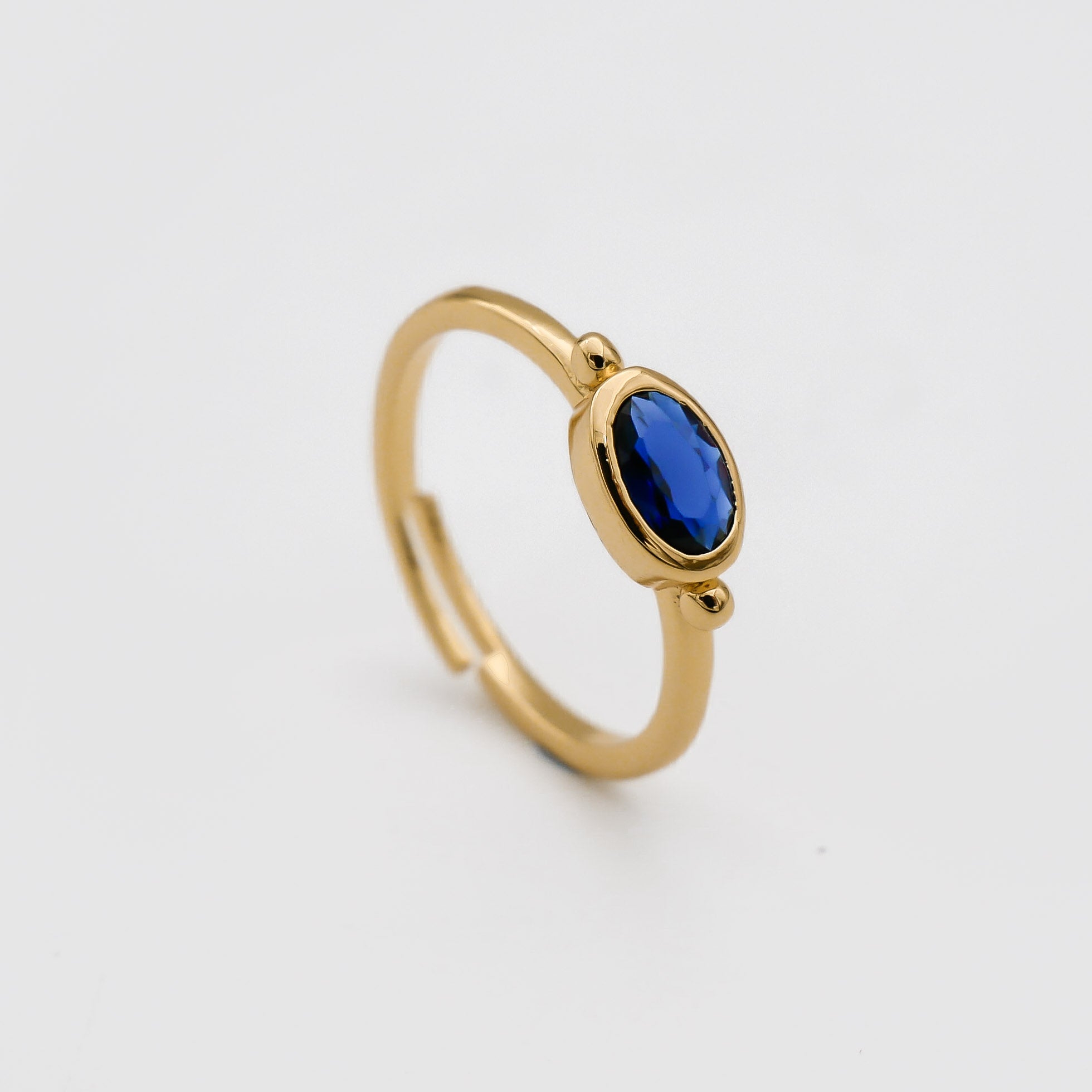 Birthstone ring gold for September with sapphire 