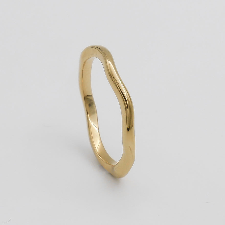 Anaya Curve Squiggle Band Ring in 18k gold plated from prya