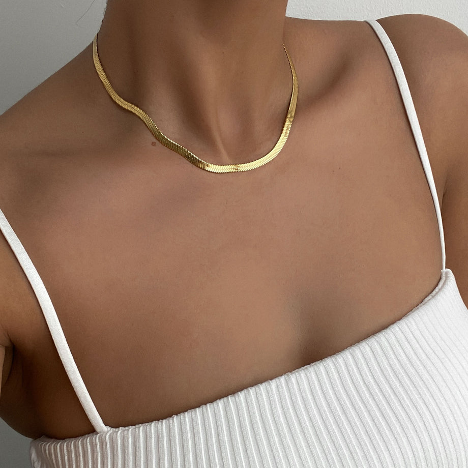 model wearing the 18k gold filled herringbone necklace from prya