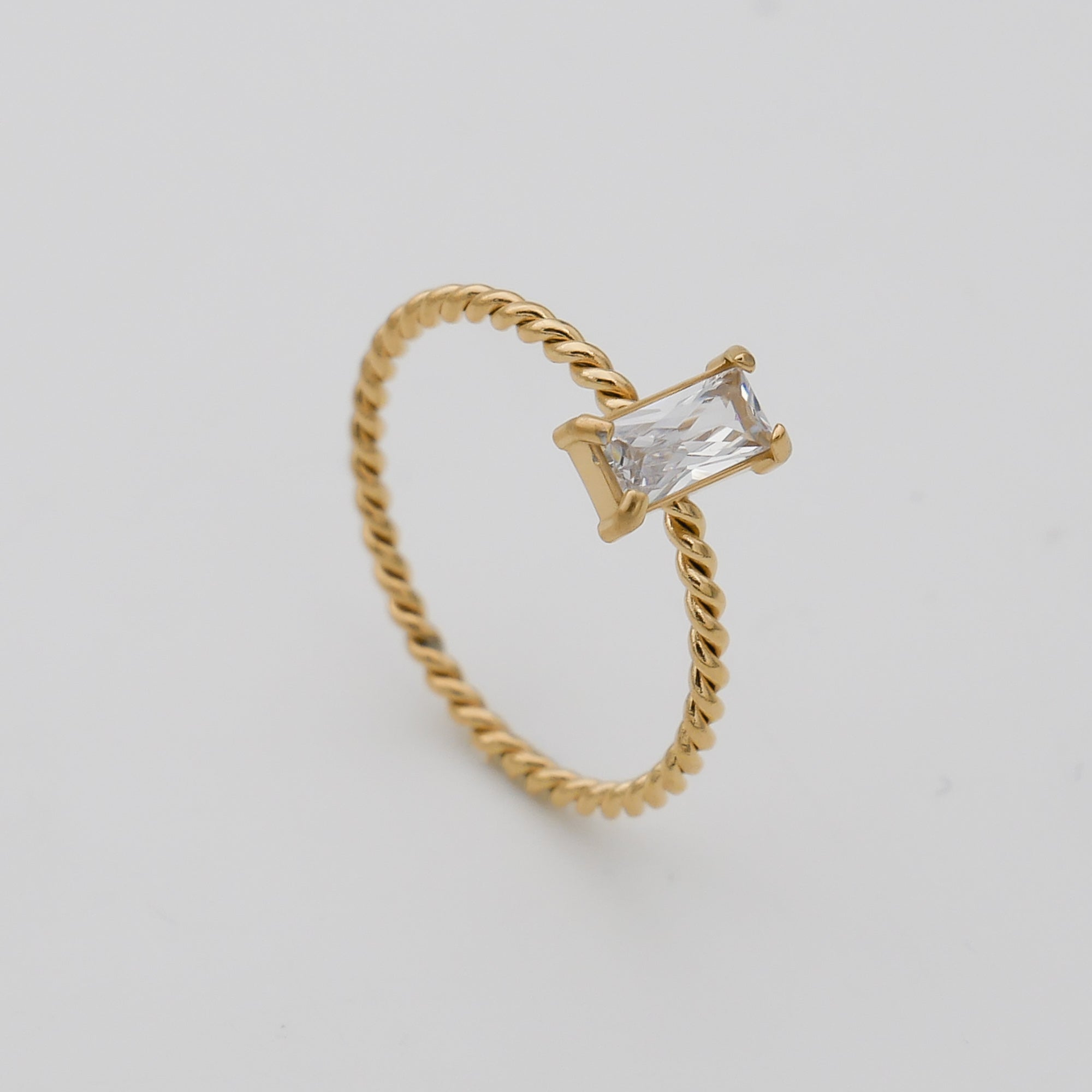 Selin twisted ring in clear