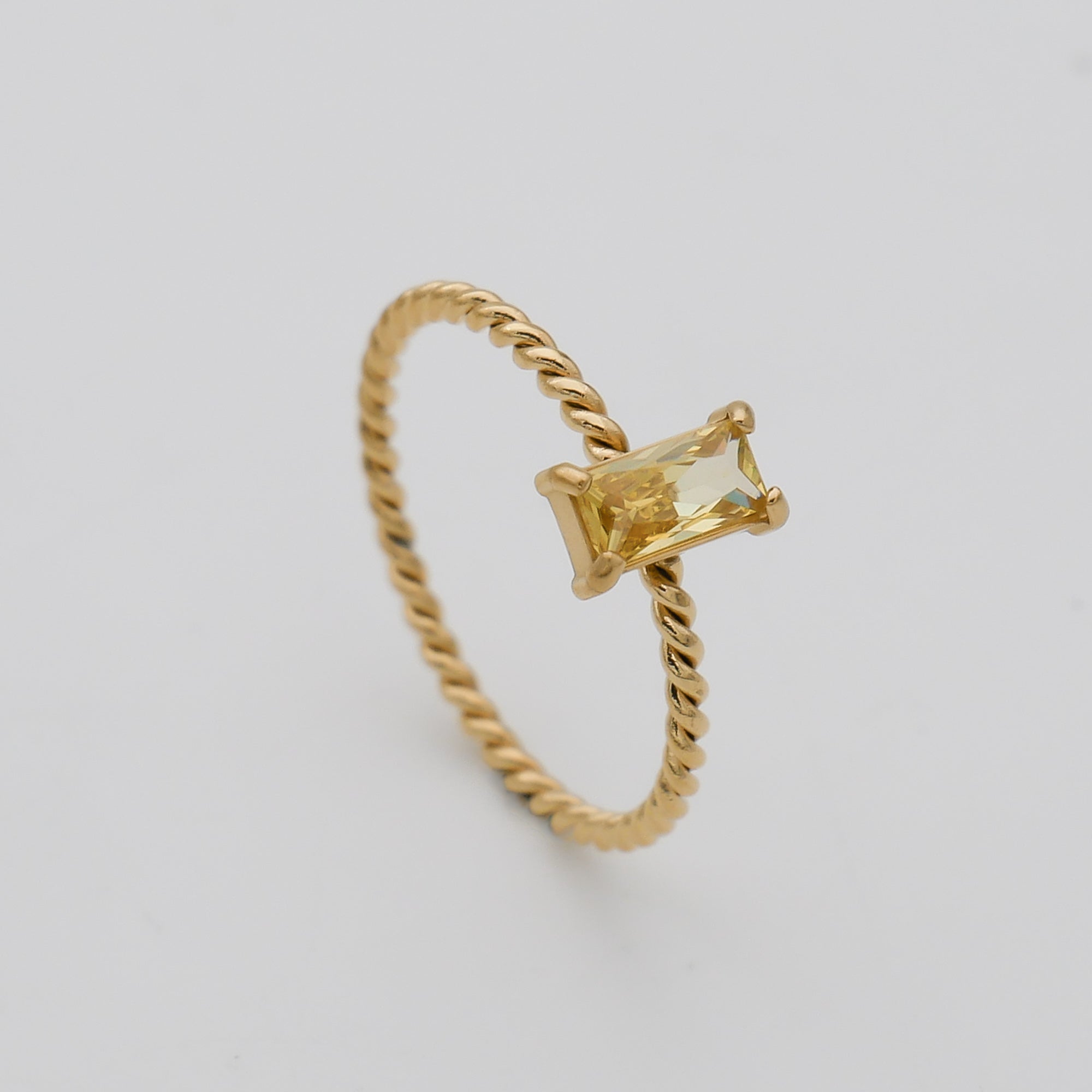 Selin twisted ring in yellow gold